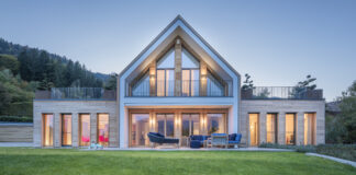 Simmetria e luce nella villa tra le foreste austriache