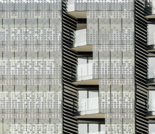 Hikari di Kengo Kuma: le vetrate solari per le facciate