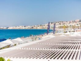 La pergola per il ristorante del Blue Beach di Nizza
