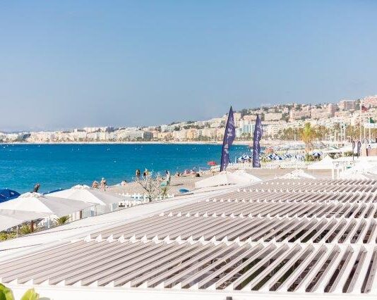 La pergola per il ristorante del Blue Beach di Nizza