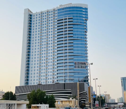 Kingston Tower ad Ajmān: facciate continue e chiusure in alluminio