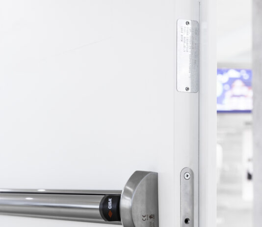 Cisa eFast, nuovo maniglione motorizzato: più protezione a persone e attività