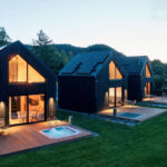 Czarna Chata: le Case Nere per un resort sul lago