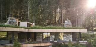 Un elegante chalet nel Sudtirolo e il suo portone di ingresso