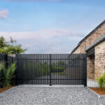 Nel Limburgo, una casa e i suoi due cancelli