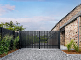 Nel Limburgo, una casa e i suoi due cancelli