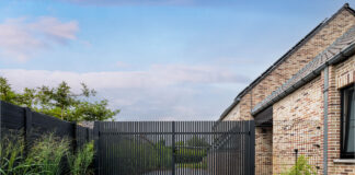 Nel Limburgo, una casa e i suoi due cancelli