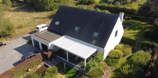 Una casa in Belgio e la sua nuova tenda a pergola bioclimatica