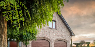 Il recupero di un garage e i suoi nuovi portoni