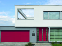 Viva Magenta, Pantone 2023, anche per le porte e i portoni