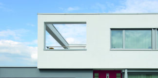 Viva Magenta, Pantone 2023, anche per le porte e i portoni