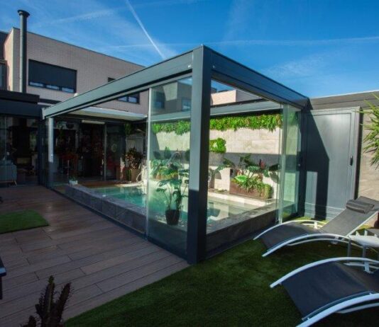 La nuova area benessere con tende a pergola ad Arroyomolinos