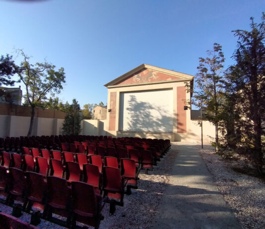 L’arena estiva e la sua serranda avvolgibile