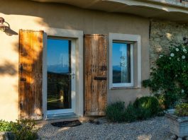 La cascina ristrutturata a Dogliani e le sue finestre
