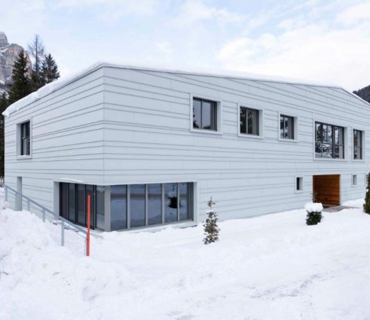 Caserma Tempesti di Corvara: alluminio e legno insieme