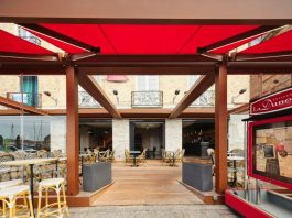 Il porto in Normandia e il ristorante con terrazza