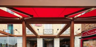 Il porto in Normandia e il ristorante con terrazza