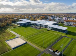 Il DFB-Campus con le porte Hörmann e Schörghuber
