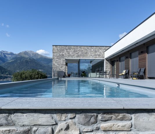 Como: la villa con i serramenti in legno-alluminio