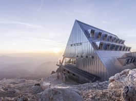 Il rifugio al Passo Santner con i nuovi serramenti