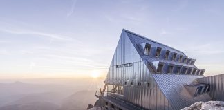 Il rifugio al Passo Santner con i nuovi serramenti