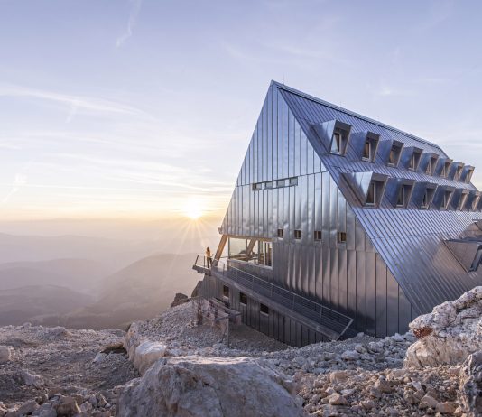 Il rifugio al Passo Santner con i nuovi serramenti