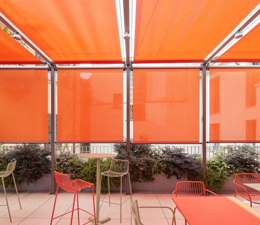 La Terrazza di Via Porlezza a Milano: le schermature solari arancioni