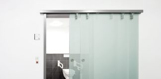 Soluzioni dormakaba: accessibilità e igiene senza compromessi nelle toilette