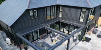 La residenza nel Kent e la pergola Kedry Skylife