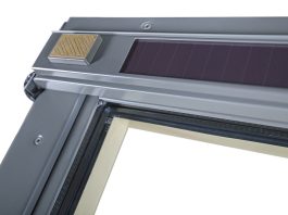 La finestra da tetto FTP-V Solar con pannello solare integrato