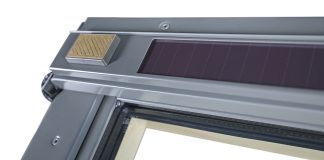 La finestra da tetto FTP-V Solar con pannello solare integrato