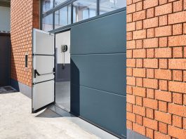 Portoni vetrati e chiusure tecniche per la nuova sede di Sport Classic Garage