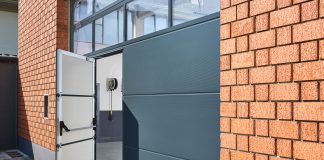 Portoni vetrati e chiusure tecniche per la nuova sede di Sport Classic Garage