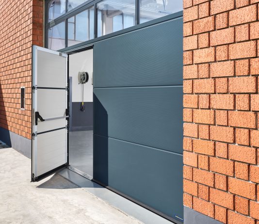 Portoni vetrati e chiusure tecniche per la nuova sede di Sport Classic Garage