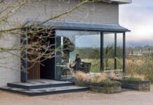 Studio Kees Marcelis per un nuovo progetto con porta pivotante in acciaio