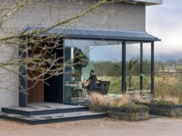 Studio Kees Marcelis per un nuovo progetto con porta pivotante in acciaio