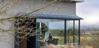 Studio Kees Marcelis per un nuovo progetto con porta pivotante in acciaio