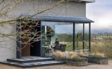 Studio Kees Marcelis per un nuovo progetto con porta pivotante in acciaio