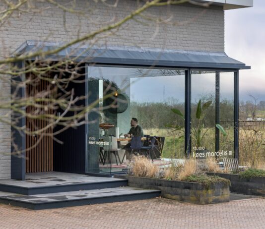 Studio Kees Marcelis per un nuovo progetto con porta pivotante in acciaio