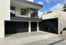 Villa C a Putignano con i due portoni sezionali