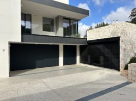 Villa C a Putignano con i due portoni sezionali