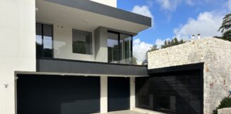 Villa C a Putignano con i due portoni sezionali