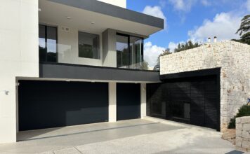 Villa C a Putignano con i due portoni sezionali