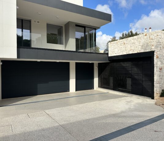 Villa C a Putignano con i due portoni sezionali