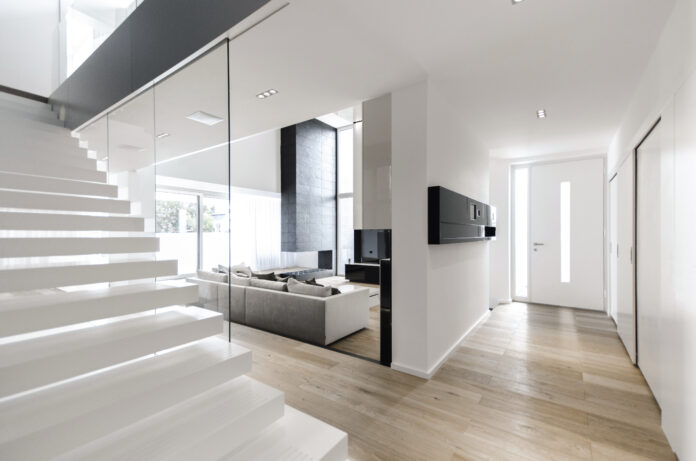 Interno casa con portoncino