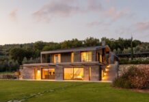 Villa in Casentino: involucro in alluminio e grandi superfici vetrate