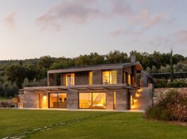 Villa in Casentino: involucro in alluminio e grandi superfici vetrate