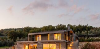 Villa in Casentino: involucro in alluminio e grandi superfici vetrate