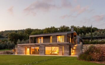 Villa in Casentino: involucro in alluminio e grandi superfici vetrate