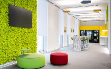 Il restyling della sede UniCredit di via Fara e le sue tende